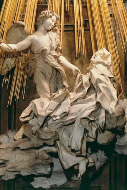 Estasi di Santa Teresa. La veste angelica si congiunge con la veste monacale che diventa una sorgente, una tempesta delicata, una fonte di dolcezza vibrante