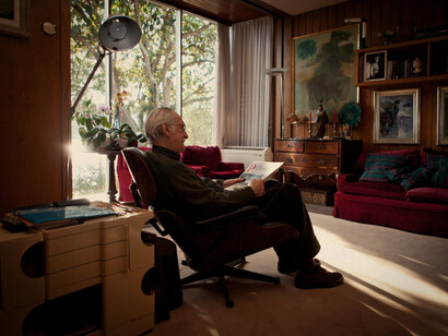 José Carlos Loureiro na sala de estar da sua casa