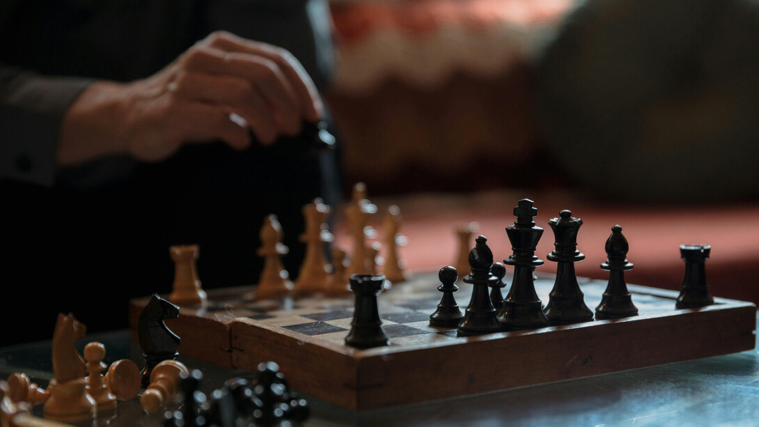 El ajedrez es un juego milenario que combina historia, estrategia y beneficios mentales, trascendiendo generaciones y fronteras