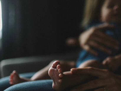 Entre conflitos familiares e desafios da vida, mãe e filha embarcam em uma jornada de cura e autoconhecimento, encontrando força na espiritualidade e na natureza ao seu redor