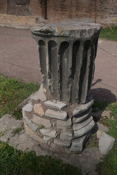 Parte di colonna scanalata prima del restauro effettuato nel 2023 dall’Istituto Restauro Roma, Domus Flavia, Palatino, Roma, Italia. ©Roberto Luciani
