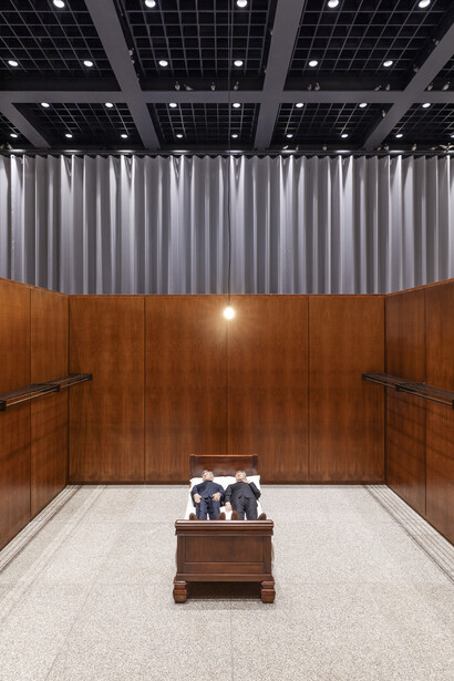 Maurizio Cattelan, Night, ausstellungsansicht. Mit freundlicher genehmigung der Neuen Nationalgalerie