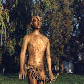 Giacomo Manzù, Grande Cardinale seduto, 1983, legno di circolo dorato, cm. 205 - Courtesy Galleria d'Arte Maggiore G.A.M., Bologna (Italy)