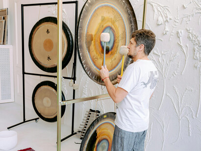 Gongo. Que o som seja modelador da forma, que capte a essência, que desperte a cidade e não deixe dormir qualquer um