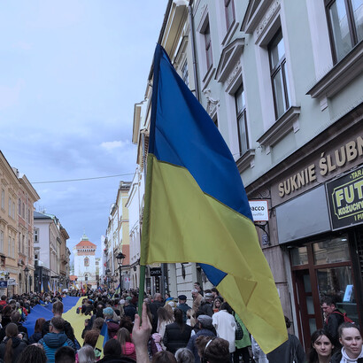 Demonstrationen und Mahnwachen gegen den russischen Angriffskrieg gegen die Ukraine. Bild: Krakau, Polen, am 24. April 2022
