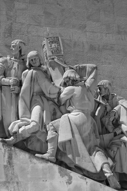 Padrão dos Descobrimentos, Lisboa, estátuas de Bartolomeu Dias e Diogo Cão levando um padrão de pedra