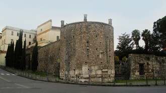 Torre Panaro, mura longobarde, Benevento, Italia. Visitando la città è possibile vedere la loro maestosità