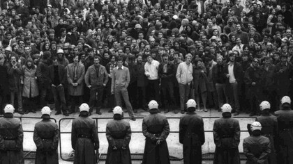 Los manifestantes frente a la policía francesa en París durante las protestas de mayo del 68
