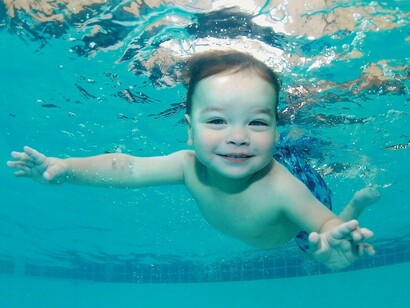 Un bebé en una piscina