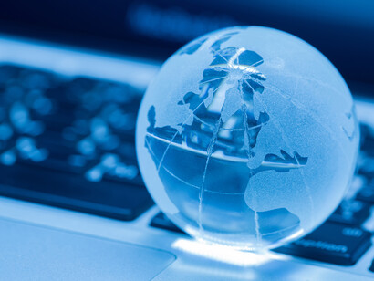 Mappamondo di vetro su tastiera: "Soprattutto in Europa, sarebbe fondamentale una comunicazione che stemperasse la paura, che tranquillizzasse"