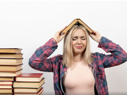 Maltratando libros...los restos, desparramados por la pieza, componían una imagen que hubiera hecho las delicias de un conocido escritor de novelas policíacas