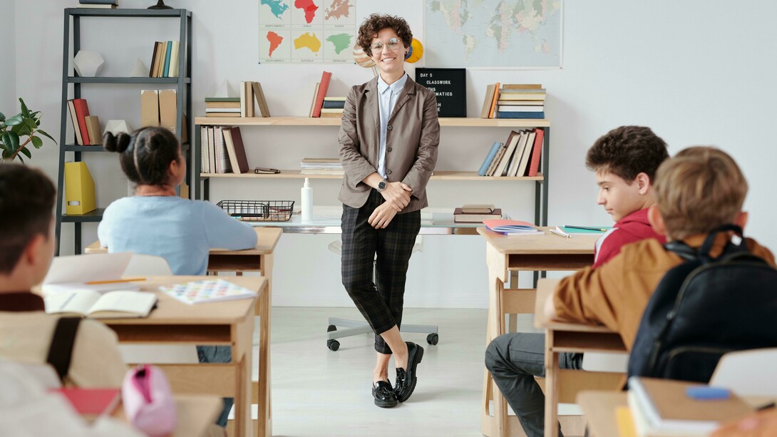 Sala de aula. Nos últimos anos, o sistema educacional brasileiro tem passado por profundas transformações, tanto em termos estruturais quanto em relação às expectativas sociais sobre seu papel. Nesse contexto, a gestão escolar tem assumido um papel central na busca pelo aperfeiçoamento da competência do ensino oferecido. Uma das tendências que têm ganhado destaque é o conceito de accountability, ou seja, a responsabilização institucional diante da sociedade, especialmente no cumprimento de metas educacionais 