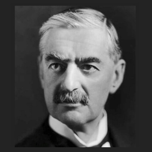 Neville Chamberlain: Primo ministro britannico negli anni della politica di appeasement, è ricordato per l’accordo di Monaco del 1938 e per l’illusione che concessioni ai regimi autoritari potessero evitare la guerra