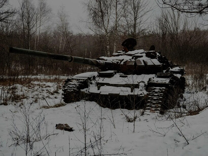 Un tanque de batalla abandonado permanece en la nieve cerca de Yampil el 6 de febrero de 2023, en medio de la invasión rusa de Ucrania