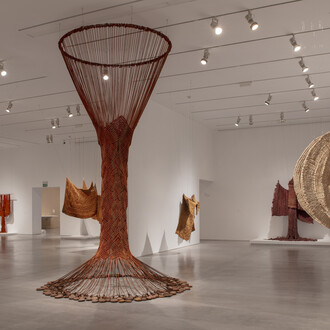 Aurèlia Muñoz, Entes, vista de exhibición. Cortesía del Museo Nacional Centro de Arte Reina Sofía