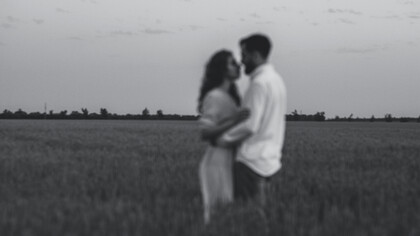 Pareja de enamorados en una pradera. Besémonos con ternura, con inocencia, con pasión, con el alma… 