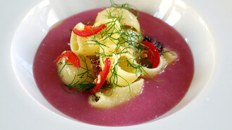 Pipe con crema di patate viola in salsa di finocchietto selvatico, uvetta e foglie di salvia croccanti  