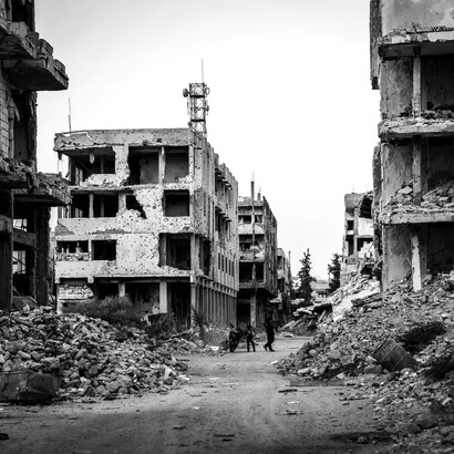 Le guerre moderne, come quelle del passato, rivelano quanto l'indifferenza collettiva possa diventare complice delle più grandi tragedie umane