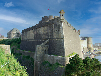 Château de Brest. À l’extérieur, on déambule sur le chemin de ronde, en passant par le bastion et la cour. Un beau voyage au travers de 17 siècles d’histoire © By Duch.seb - Own work, CC BY-SA 3.0