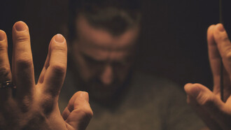 Hombre deprimido frente al espejo