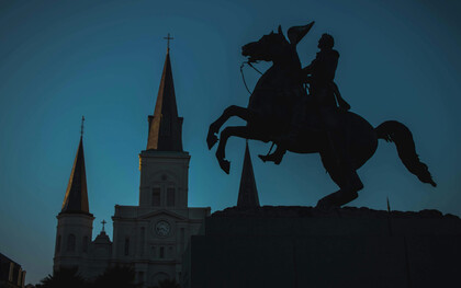 Figure dressée dans la pierre et l’histoire, le cavalier incarne l’ordre établi : entre puissance héritée et mouvement contraint, symbole d’un destin que certains apprennent à suivre… et d’autres à défier