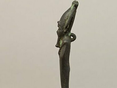 Estatueta de Osiris em exposição no MET. A cultura egípcia na antiguidade, com traços que persistem até hoje, valorizava a vida terrena e material tanto quanto valorizava a vida espiritual e imaterial. A quase totalidade de seus ricos sítios arqueológicos atestam isso, as tumbas são expressão literal dessa ideia de que, se o morto for aprovado no julgamento de Osiris, ele precisará de objetos pessoais para seguir sua vida eterna. As condições do julgamento pós morte são muito ilustrativas dos valores cultivados e, do nosso ponto de vista, dos questionamentos fundamentais para uma vida plena