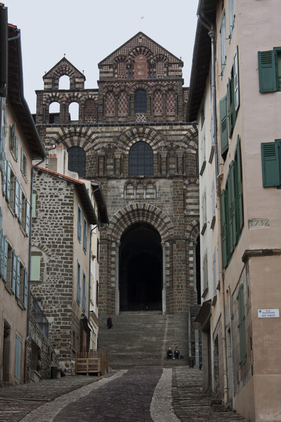 La rue des Tables, menant à la cathédrale Notre-Dame, vue de la rue traversière, 24 mars 2013. Photo de Daniel Villafruela