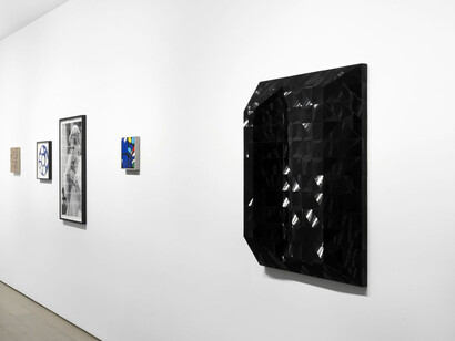 Gregor Hildebrandt, Blau im gedächtnis (Blue in memoriam), exhibition view. Courtesy of Perrotin 