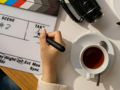 É como desmontar um carro, entender suas diferentes partes e tentar juntá-las novamente. Decodificar uma história visual envolve olhar além da narrativa e notar como o diretor utiliza ferramentas como imagens, sons e performances para criar significado