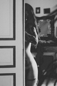 La sensualità è l’espressione di un fascino naturale che coinvolge i sensi e va oltre la mera attrazione fisica  