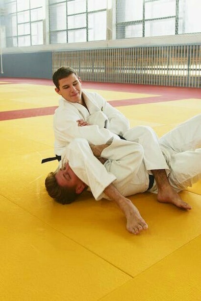 Naturalmente è possibile praticare il Kōdōkan jūdō per emulare atleti famosi, per vincere delle gare, per migliorare se stessi. Se però il fine rimane questo, e non il mettere a disposizione se stessi e quanto appreso nell’interesse generale, allora il Kōdōkan jūdō rimane uno sport, o una disciplina sportiva