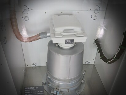 Per garantire la privacy, la toilette si trova all’interno di una cabina, proprio come in un bagno pubblico sulla Terra. La configurazione a doppia cabina che si vede qui è già stata installata sulla stazione spaziale e ospiterà sia il Waste Hygiene Compartment, attualmente in uso sulla stazione, sia l’UWMS durante questa dimostrazione tecnologica.
Crediti: NASA