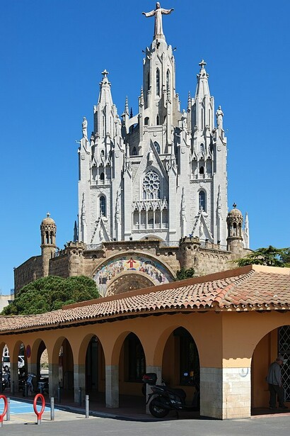 Los primeros años del siglo XX las obras de la Basílica se concentraron en la construcción de la impresionante cripta, con esculturas del artista modernista Alfons Juyol, Barcelona, España