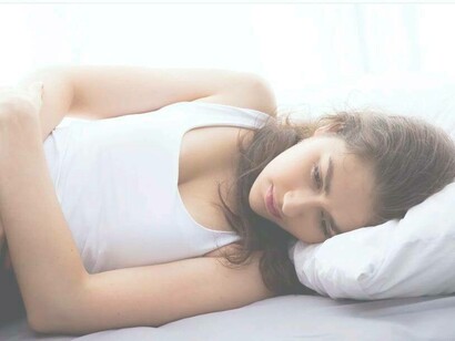 Donna durante le mestruazioni: il ciclo femminile è quindi influenzato anche da aspetti energetici non visibili prettamente naturali