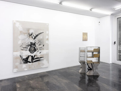 Varios artistas, En las noches más oscuras lucen las más brillantes estrellas, vista de exhibición. Cortesía de la Galería Luis Adelantado