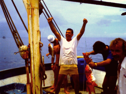 François esultante per l'abbondanza del pesce pescato, Mahé, Seychelles