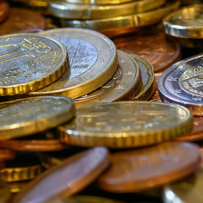 Un’Europa realmente coesa avrebbe dovuto puntare su convergenza economica, sostenibilità e riduzione delle diseguaglianze, invece di affidarsi esclusivamente alla moneta unica