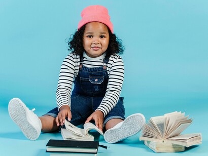 Bambina con libri. Piccola Amelia: la sua avventura notturna alla ricerca della favola perfetta!