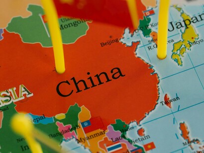 Mr. Lee Kuan Yew que, a vários outros líderes de Estados maiores do que o seu, com especial clareza assessorou e consultou sobre a provável geopolítica futura e, da consequente segurança económica internacional, nos mares inclusive