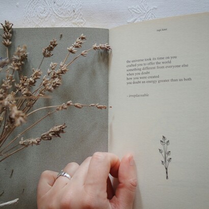 La poesia rimane al centro come spazio sacro, capace di unire fragilità e meraviglia, naufragio e innocenza