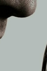 Homem se aproxima do microfone. Nas sociedades tradicionais, há um poder inerente à/ao palavra/pensamento: a sua dimensão mágica confere-lhe performatividade. Enunciar e/ou pensar alguma coisa é convocá-la, concretizá-la 