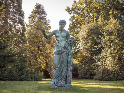Daniel Arsham, Bronze eroded Venus of Arles (large), 2022. Installation view at Yorkshire Sculpture Park. Courtesy of Yorkshire Sculpture Park, Perrotin Gallery and Arsham Studio. Photo by Anthony Devlin/Getty Images