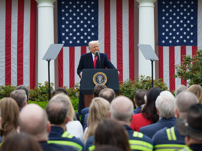 En el plano interno, Trump enfrenta una creciente oposición social y política, con miles de protestas y una reactivación del Partido Demócrata frente al desmantelamiento del Estado de bienestar