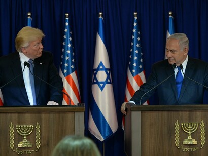 Benjamin Netanyahu e Donald Trump durante encontro no hotel King David, em Jerusalém. A cartilha por que se rege há alguns anos (sobretudo depois do 9/11) a classe política norte-americana assenta na ideia de dominação imperial e não na ideia de ordem mundial. Basta ler o Project for the New American Century ou a Doutrina Wolfowitz, onde se torna claro que os EUA devem agir com independência no plano internacional sempre que “acção colectiva não puder ser orquestrada”. Isto não é um princípio de ordem. É um princípio de desordem