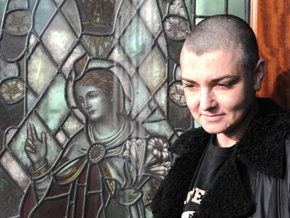 Sinéad O'Connor, defensora del feminismo y de la comunidad LGBT, fuerte crítica de la Iglesia católica