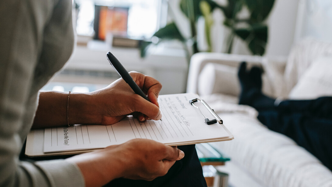 Psicanlista faz anotações sobre a sessão de seu primeiro paciente