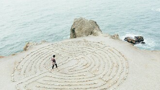 Labirinto sulla spiaggia. Liberati del superfluo: verso una vita soddisfacente