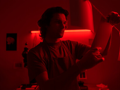 Revelação. Porque a fotografia reinventa o objecto fotografado e nos faz identificar com ele e desejar estar nele ou, de alguma forma, ser relacionado com ele