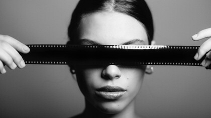 Surimpression. Dans la photographie, dans le cinéma, dans les arts visuels, la superposition est l’impression simultanée, sur un même bout de pellicule, de deux images photographiées séparément