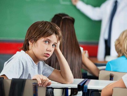 Niño distraído en el aula